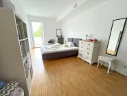 Schlafzimmer + Zugang zum Balkon 