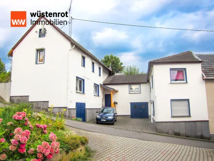 Hausansicht - Haus kaufen in Oberzissen - Doppeltes Glück: Ihr Traum-Zweifamilienhaus mit großzügigem Garten