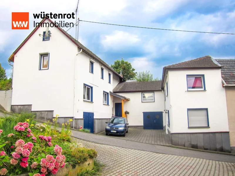 Hausansicht - Haus kaufen in Oberzissen - Doppeltes Glück: Ihr Traum-Zweifamilienhaus mit großzügigem Garten