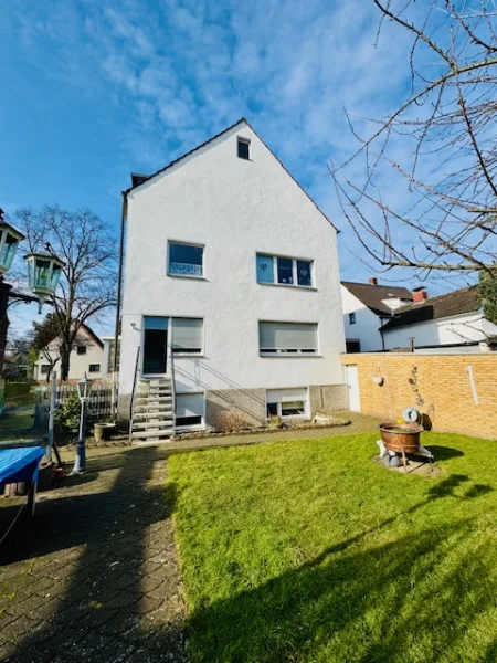 Titelbild - Haus kaufen in Gelsenkirchen - Freistehendes 3-4 Familienhaus in ruhiger Lage.Mit freier EG-Wohnung. Auch als Kapitalanlage geeignet.