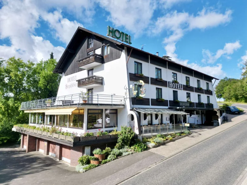 Bergschlößchen außen  - Zinshaus/Renditeobjekt kaufen in Simmern (Hunsrück) - Investitionsobjekt mit Perspektive: Umnutzung eines ehemaligen Hotel- und Gastronomiebetriebs