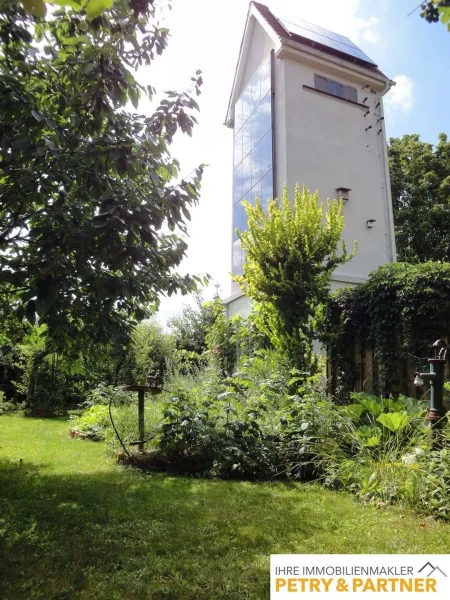 Gartengrundstück im Sommer