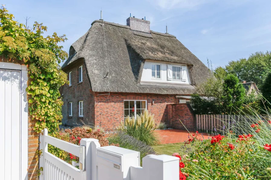 Außenansicht - Haus kaufen in Sankt Peter-Ording - DHH unter Reet | Strandhaferring