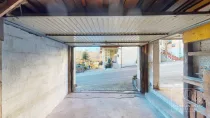 Garage mit Blick aufs Haus