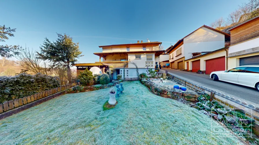 ebener Garten zur Straßenseite mit Haus im Hintergrund