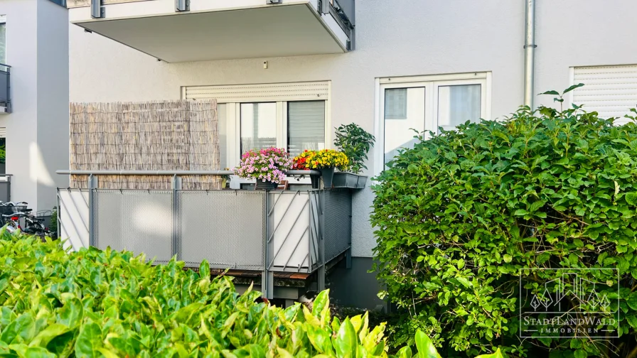 Balkon mit Blick zur ruhigen Seitenstraße