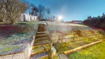 Treppe hoch zum großen Garten