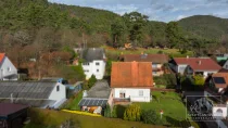 Luftbildaufnahme mit Blick zum Wald