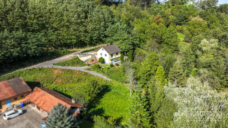 Haus, Grundstück und Bauplatz von oben