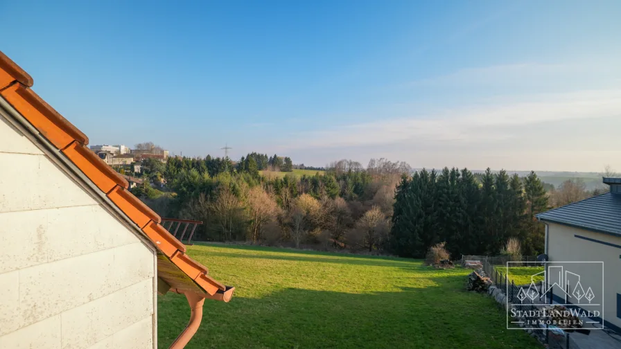 OG - Balkon mit Ausblick auf Wiese