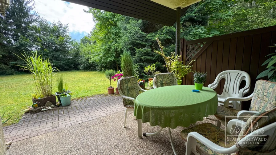 Terrasse mit angrenzendem Garten