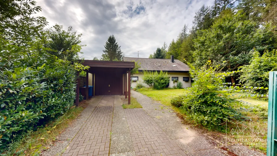 Carport mit Garage dahinter