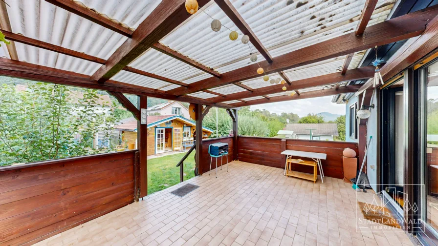 Terrasse mit Blick zum Gartenhäuschen