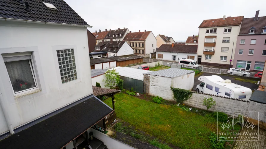 Blick auf das optional zu erwerbende Grundstück (aktuell Parkplatz)