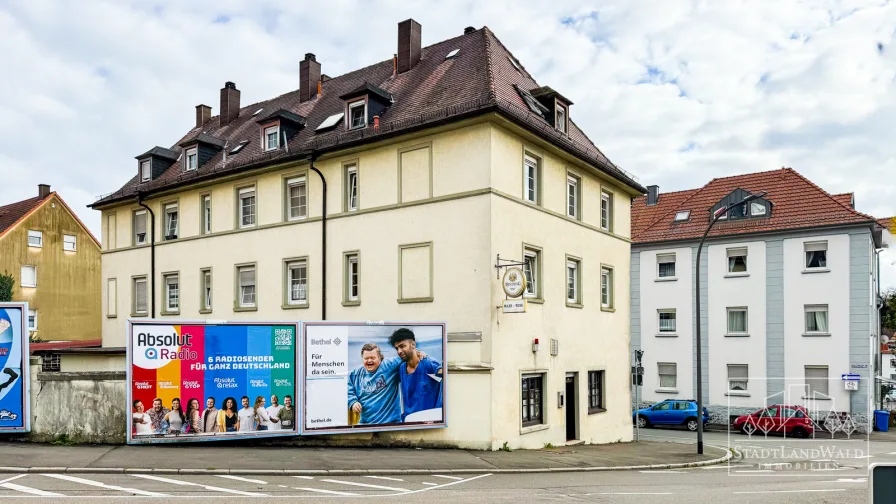 Straßenansicht mit Werbetafeln