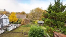 Blick von der Terrasse in den Garten