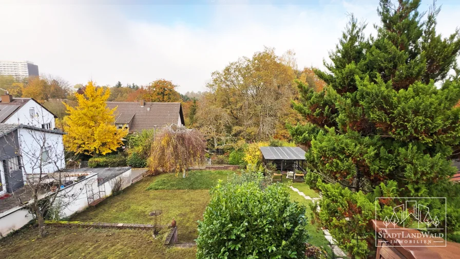 Blick von der Terrasse in den Garten