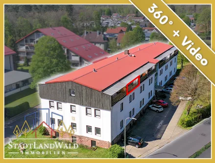 Titelbild - Wohnung kaufen in Ludwigswinkel - 1-Zimmer-Apartment in Traumlage - ruhige Waldrandlage mit Balkon und Blick zum See