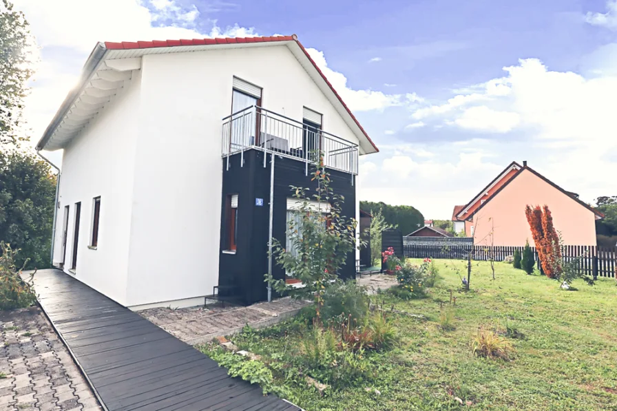 Vorne 1 - Haus kaufen in Pfeffenhausen - Pfeffenhausen Einfamilienhaus 130 m² Keller, 700 m² Grund zwischen Regensburg Ingolstadt München VB