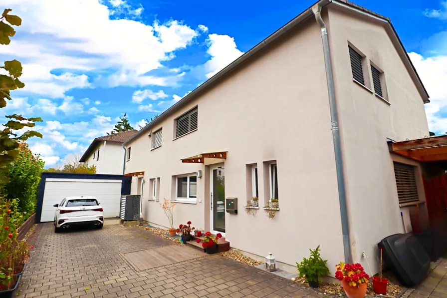 Aussen 1 - Haus kaufen in Ingolstadt - DHH 4 Zimmer Garten Carport Ingolstadt