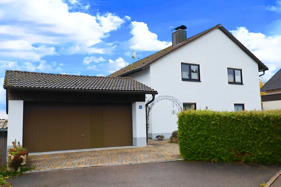 Strassenansicht - Haus kaufen in Pappenheim / Übermatzhofen - Sehr schönes gepflegtes Zweifamilienhaus mit zusätzlichem Bauplatz für die große Familie