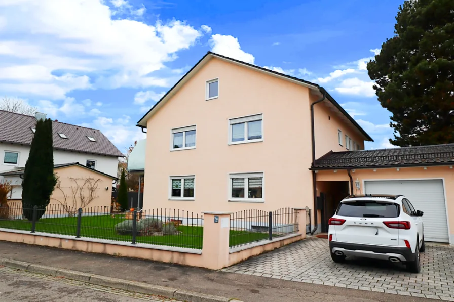 Aussen - Haus kaufen in Neuburg an der Donau - Zweifamilienhaus in Neuburg mit Pool