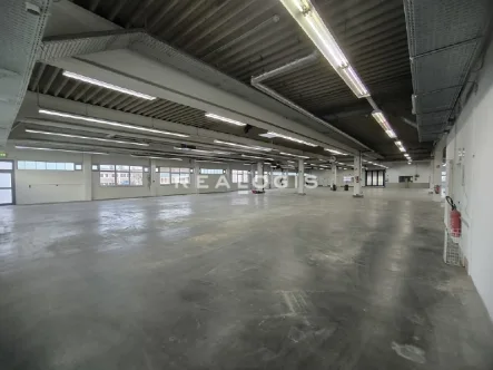 Innenansicht Halle - Halle/Lager/Produktion mieten in Hamburg - ca. 1.900 m² großes Solitärobjekt mit Rampenandienung zzgl. Büro in Stellingen