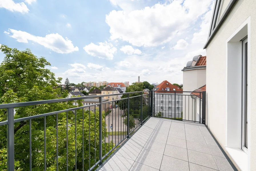 Blick vom Balkon  - Wohnung kaufen in Augsburg - Stilvolle 3-Zimmer-Dachgeschosswohnung mit sonnigem Südbalkon - Kernsaniert