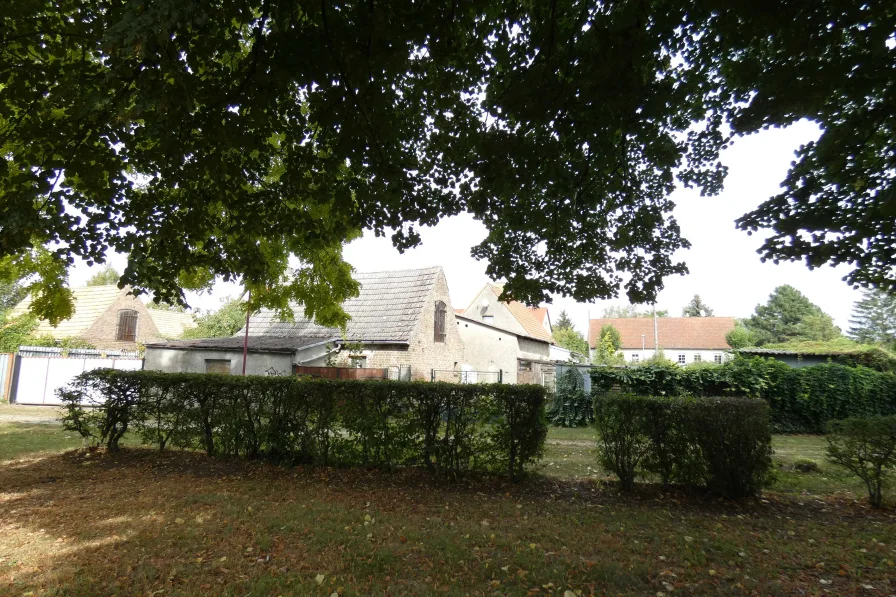 Ansicht vom Spielplatz zum Grundstück  Hofseite  Zuwegung