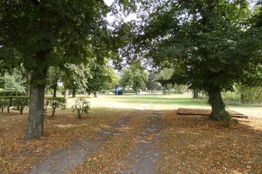 Ansicht von Maxim-Gorki-Straße zum Spielplatz / Volleyballplatz