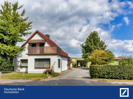 Titelbild - Haus kaufen in Wacken - Gepflegtes Zweifamilienhaus mit mehreren Bauplätzen