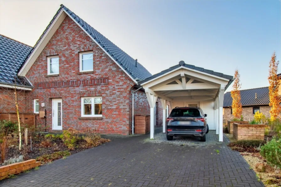 Frontfoto mit Carport