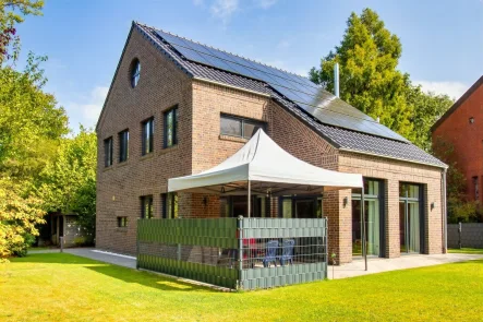 Hausansicht 3 - Haus kaufen in Aurich - PROVISIONSFREI -Neuwertiges Architektenhaus für die große Familie 