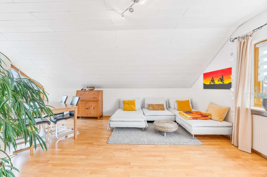 Wohnzimmer - Wohnung kaufen in Löchgau - Helle Dachgeschoss Wohnung mit Stellplatz mit Blick über Löchgau zu verkaufen