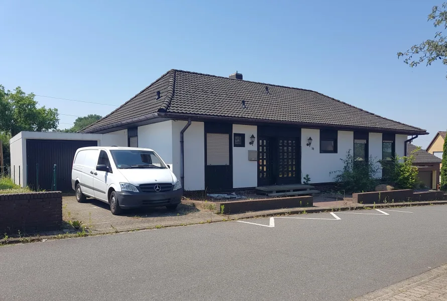 Ansicht von Nordosten - Haus kaufen in Frellstedt - Bungalow in ruhiger Feldrandlage von Frellstedt - für den Käufer provisionsfrei!