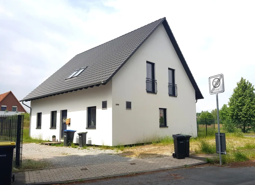 Ansicht von Südosten - Haus kaufen in Versmold - Einfamilienhaus-Neubau mit Restarbeiten / Versmold-Loxten - für den Käufer provisionsfrei!          