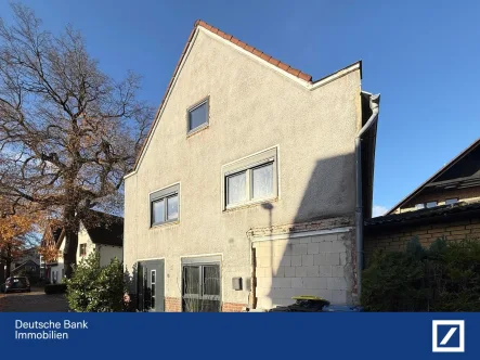 Hausansicht - Haus kaufen in Hannover - Familienidyll in Hannover Groß-Buchholz: Charmantes Einfamilienhaus mit Einliegerwohnung und Garten