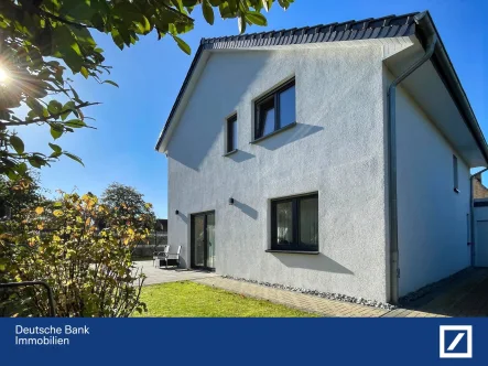 Seitenansicht - Haus kaufen in Wedemark - Familienidyll in Mellendorf - junges EFH in Hinterbebauung mit Garten, Balkon & guter Anbindung