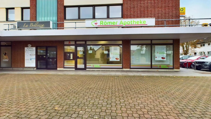 Außen gerade - Büro/Praxis kaufen in Bischofsheim - Ehemalige Apotheke in zentraler Lage von Bischofsheim – mit 4 Stellplätzen und großem Kellerraum