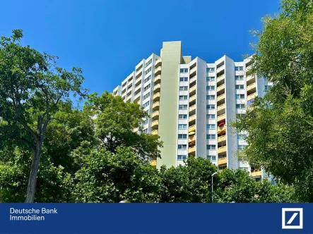 Hausansicht - Wohnung kaufen in Mainz - Dem Himmel so nah - 3-Zimmer-Wohnung mit zwei Balkonen, einzigartigem Weitblick und TG-Stellplatz 