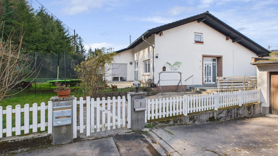 Außen - Haus kaufen in Staudernheim -  Großzügiges Wohnhaus mit Einliegerwohnung in ruhiger Lage von Staudernheim