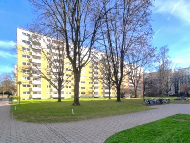 Anlage mit viel Grünfläche - Wohnung kaufen in München - Helle 3-Zimmerwohnung mit praktischer Raumaufteilung, nahe Ostpark