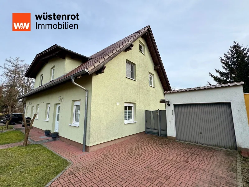 Ansicht  - Haus kaufen in Jüterbog / Altes Lager - Familienfreundliches Wohnen: Doppelhaushälfte mit Gäste-WC, Terrasse und Garage