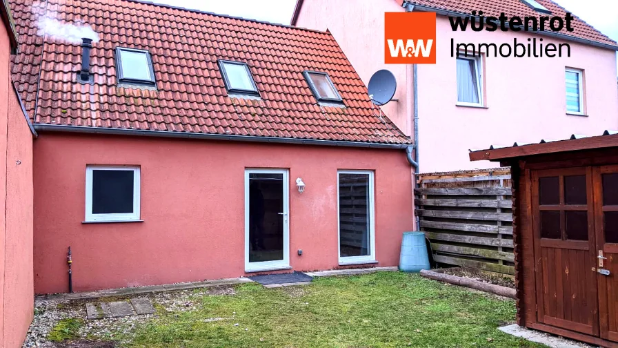 Hausansicht mit Garten - Haus kaufen in Brandenburg an der Havel / Plaue - Modernes Reihenhaus mit kleinem Garten, direkt am Schlosspark in Plaue