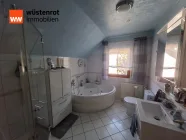 Bad mit Whirlpoolbadewanne