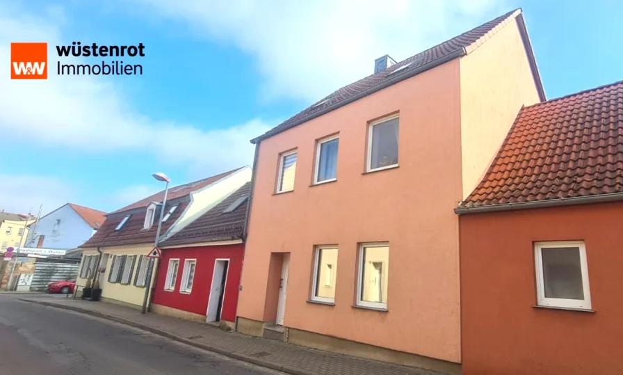 Hausansicht - Haus kaufen in Brandenburg an der Havel / Plaue - Charmantes Reihenmittelhaus mit kleinem Garten in guter Lage! Vollständig modernisiert 2007!