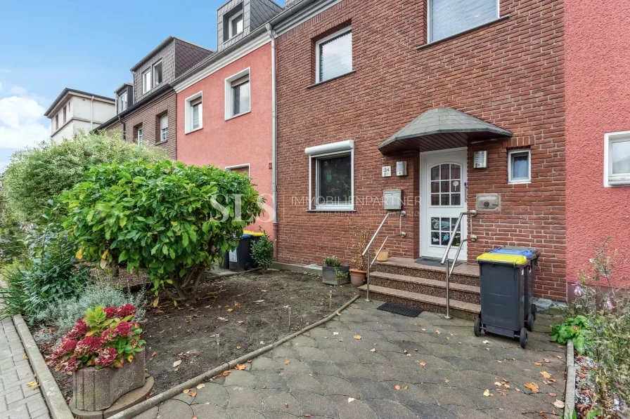 Hausansicht - Haus kaufen in Recklinghausen - Modernisiertes Reihenmittelhaus mit Garten und zwei Garagen – auf städtischem Erbpachtgrundstück