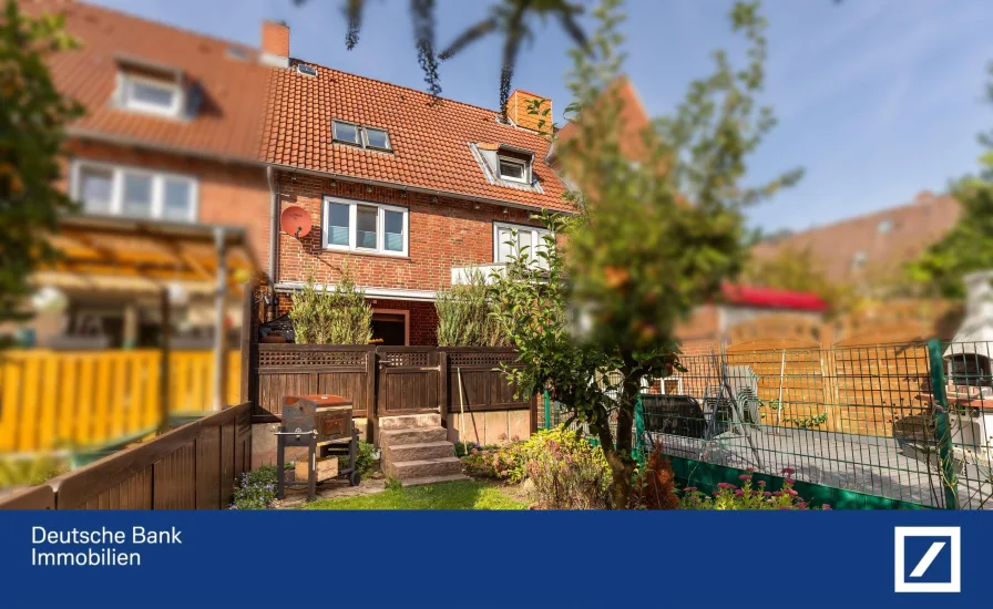 Rückwärtiger Garten gen Süden - Haus kaufen in Kiel - Familienfreundliches Reihenmittelhaus mit großzügiger Terrasse und pflegeleichtem Grün