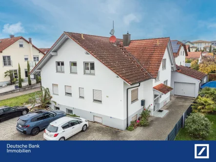 Außenansicht - Wohnung kaufen in Volkertshausen - Helle vermietete 3-Zimmer-Dachgeschosswohnung mit Balkon in ruhiger Lage