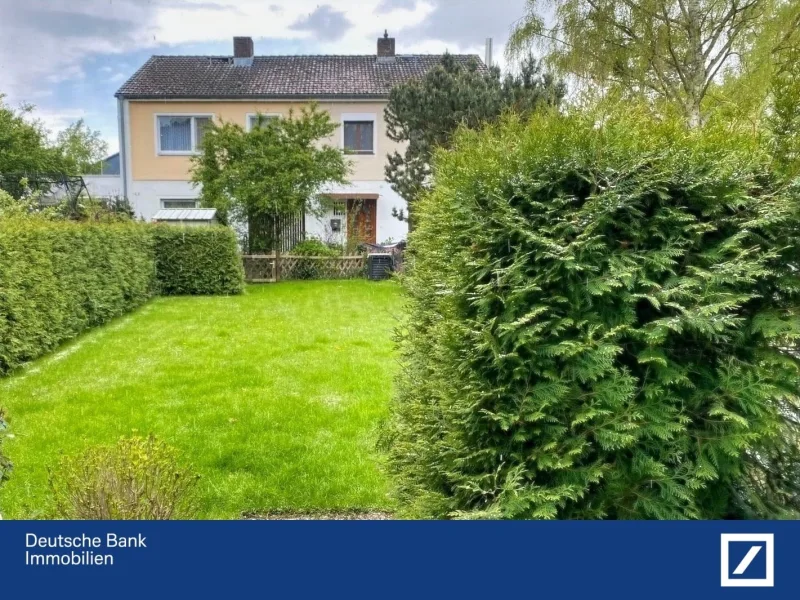 Hausansicht hinten - Haus kaufen in Berlin - Charmantes Reihenmittelhaus mit Sauna und großer Terrasse -  Lebenslanges Wohnrecht